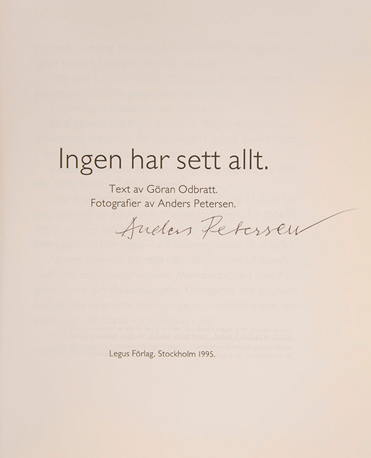 Anders Petersen took this series of photographs at Enskede-Skarpnacks psykiatriska sekto, a psychiatric hospital in southern Stockholm. It is the third book in a trilogy, following Fängelse (1984), which contains photographs taken at a prison, and Rågång till Kärleken (1991), which contains photographs of a nursing home.