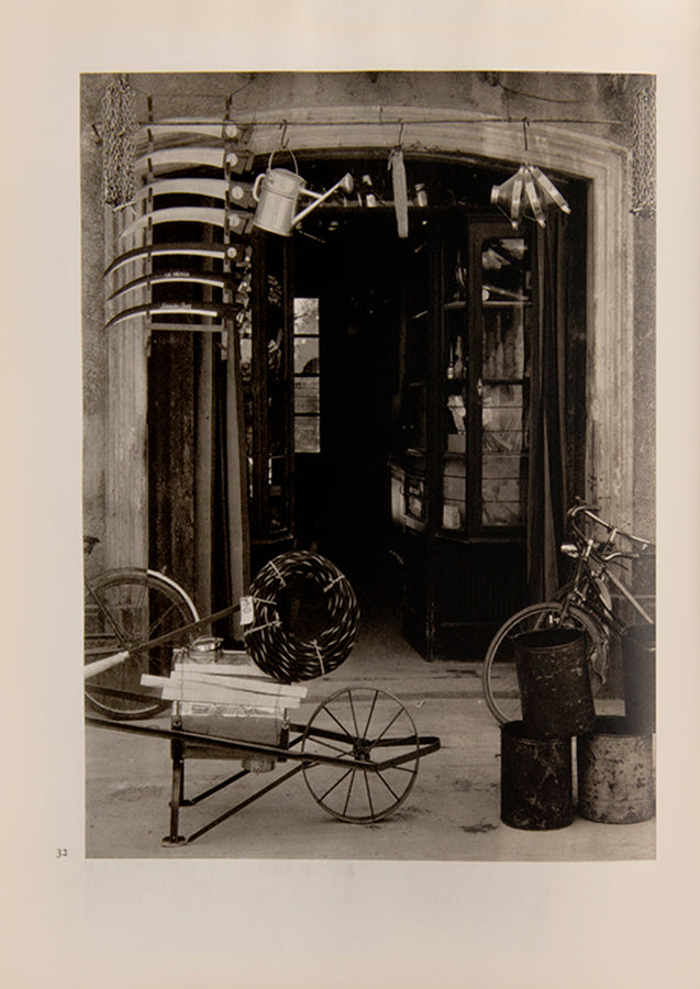 Un Paese comprises Paul Strand's portraits of the inhabitants of the Italian village of Lazzaro, Southern Italy and photographs of everyday life there in the 1950s.