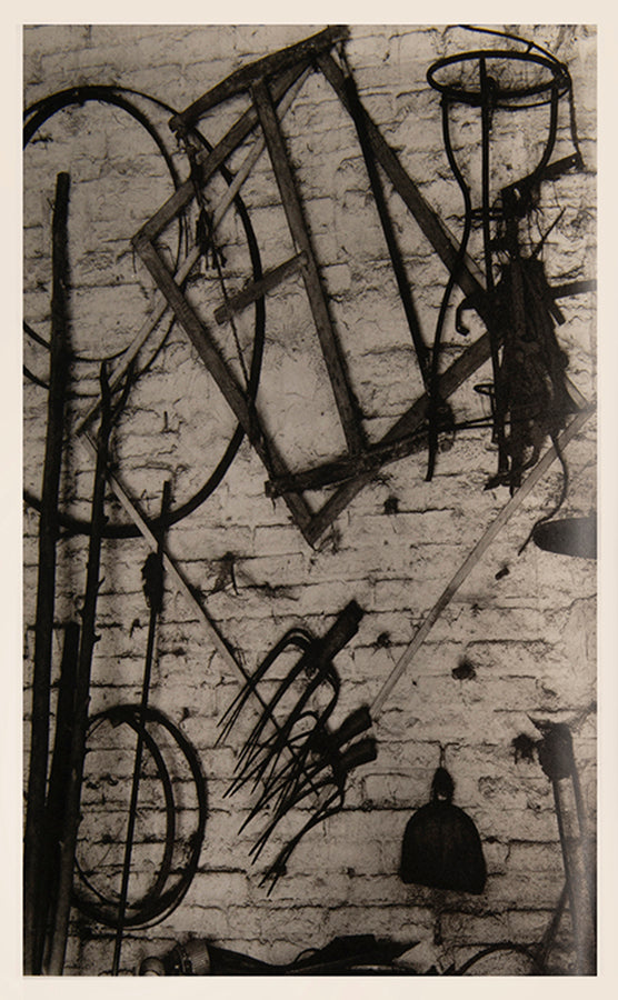 Un Paese comprises Paul Strand's portraits of the inhabitants of the Italian village of Lazzaro, Southern Italy and photographs of everyday life there in the 1950s.
