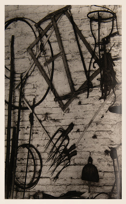 Un Paese comprises Paul Strand's portraits of the inhabitants of the Italian village of Lazzaro, Southern Italy and photographs of everyday life there in the 1950s.