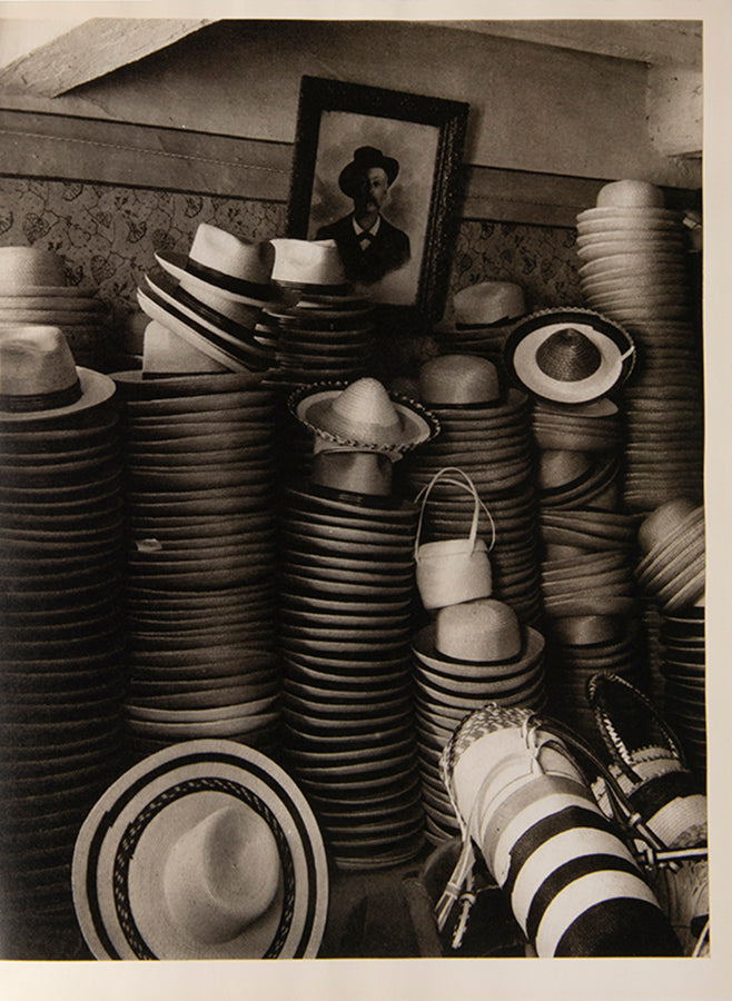 Un Paese comprises Paul Strand's portraits of the inhabitants of the Italian village of Lazzaro, Southern Italy and photographs of everyday life there in the 1950s.