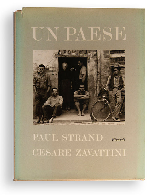 Un Paese comprises Paul Strand's portraits of the inhabitants of the Italian village of Lazzaro, Southern Italy and photographs of everyday life there in the 1950s.