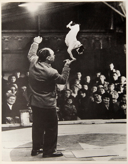 Le Cirque d'Izis focuses on the dignity and humanity of circus performers, who were often marginalized figures in society.