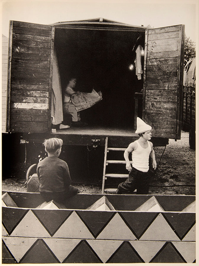 Le Cirque d'Izis focuses on the dignity and humanity of circus performers, who were often marginalized figures in society.