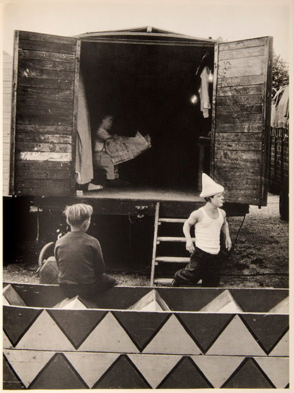 Le Cirque d'Izis focuses on the dignity and humanity of circus performers, who were often marginalized figures in society.
