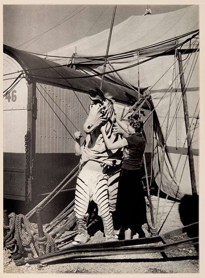 Le Cirque d'Izis focuses on the dignity and humanity of circus performers, who were often marginalized figures in society.