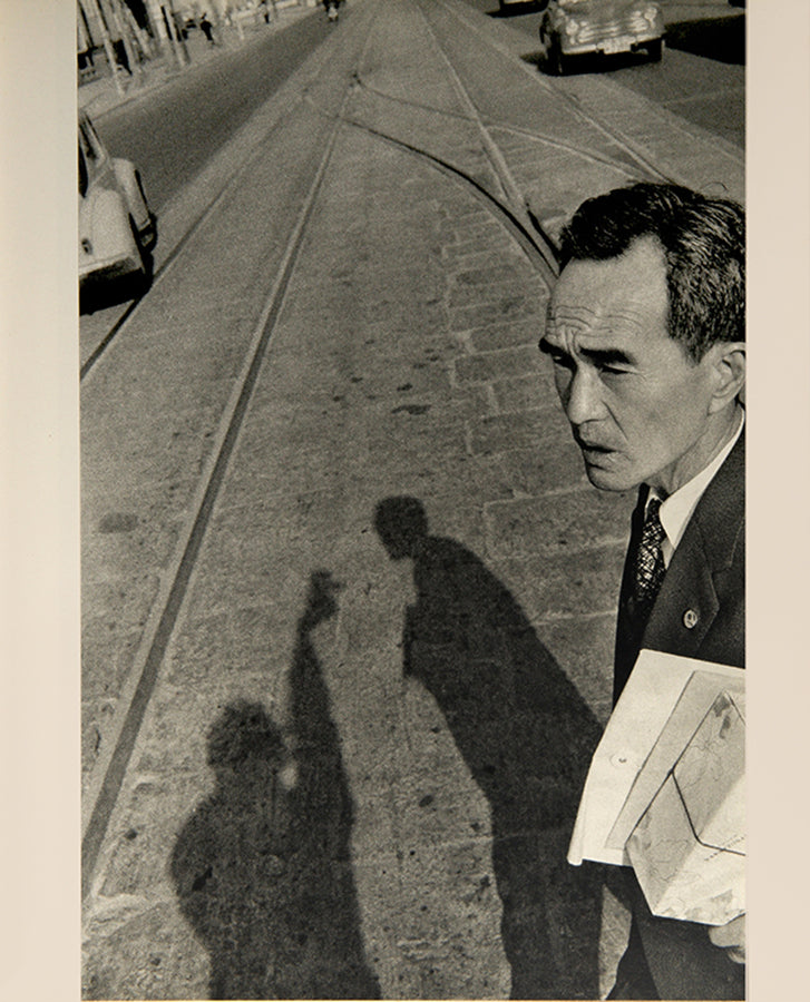 Après-guerre contains four of Tomatsu Shomei's photographic series, made between 1951 and 1960.