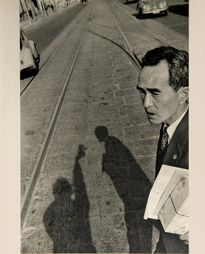 Après-guerre contains four of Tomatsu Shomei's photographic series, made between 1951 and 1960.