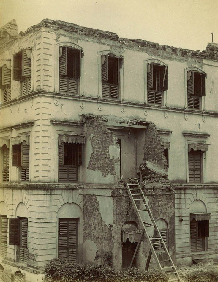 An albumen print with good tonal range, showing a crumbling classical mansion in Kolkota.