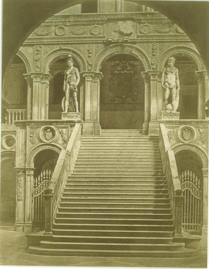 [Interior courtyard of Palazzo Schiavoni].