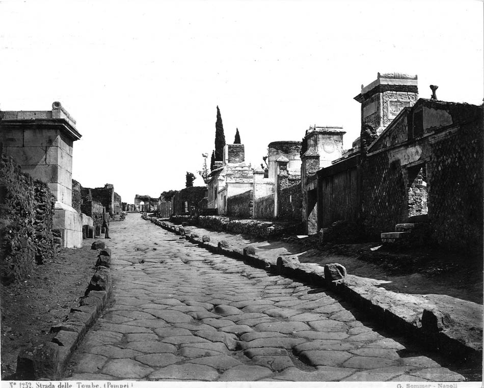 Strada delle Tombe. (Pompeii).