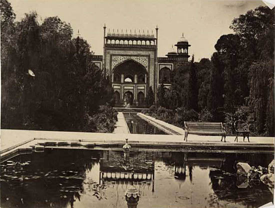[Gateway to the Taj Mahal].