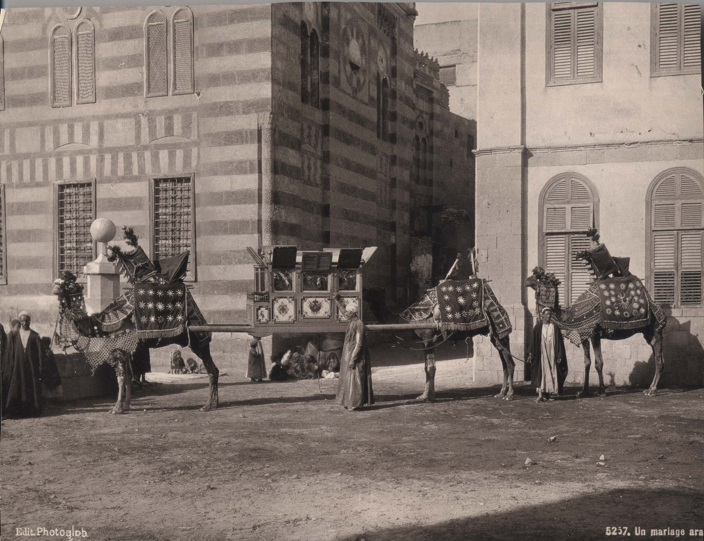 Un mariage arabe. [Arabic wedding].