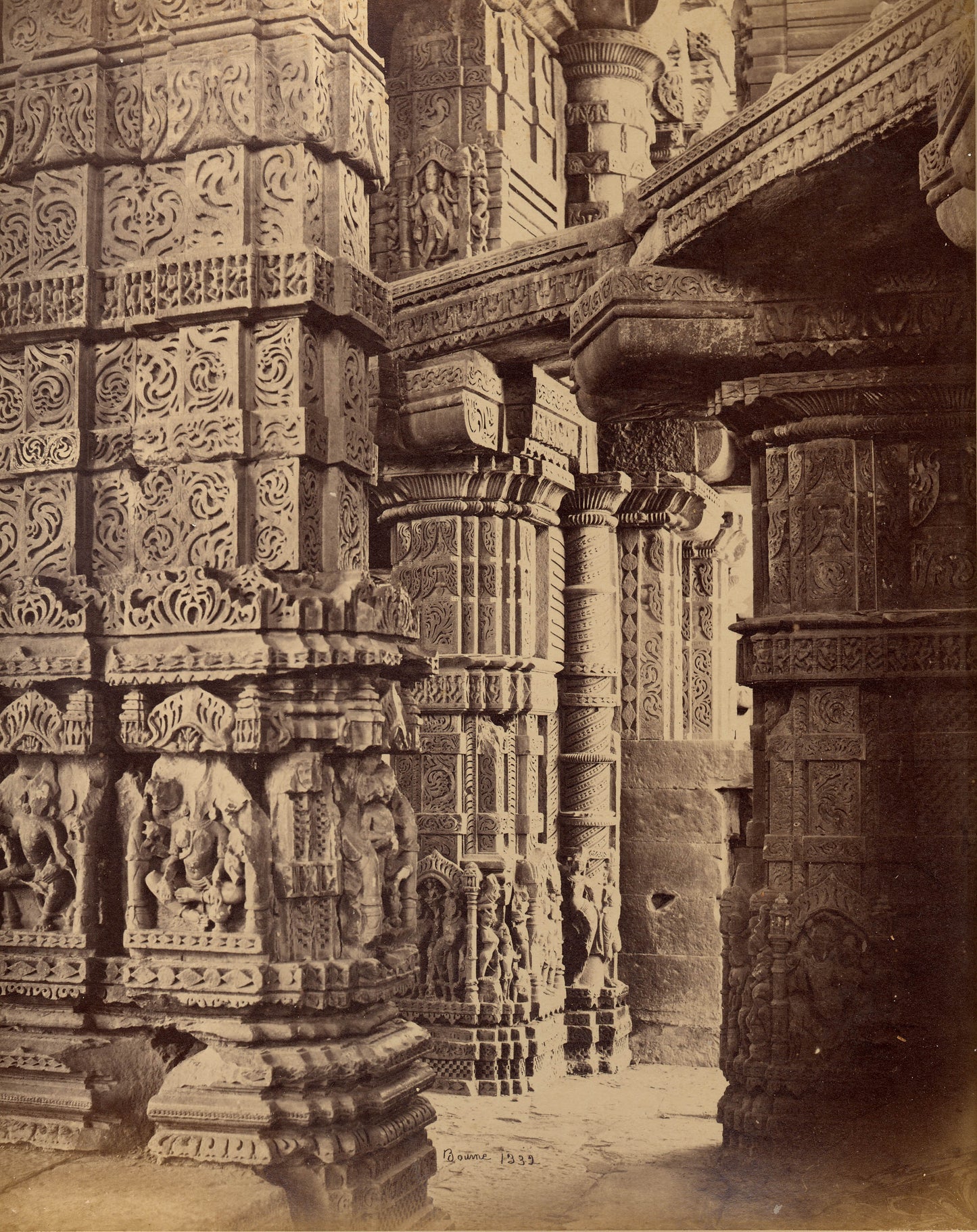 Sas-Bahu temple, carved pillars and capitals in the interior, Gwalior, Madhya Pradesh.