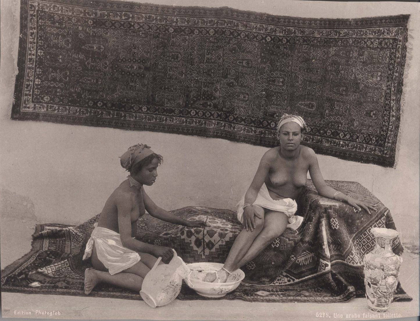 Une arabe faisant toilette.