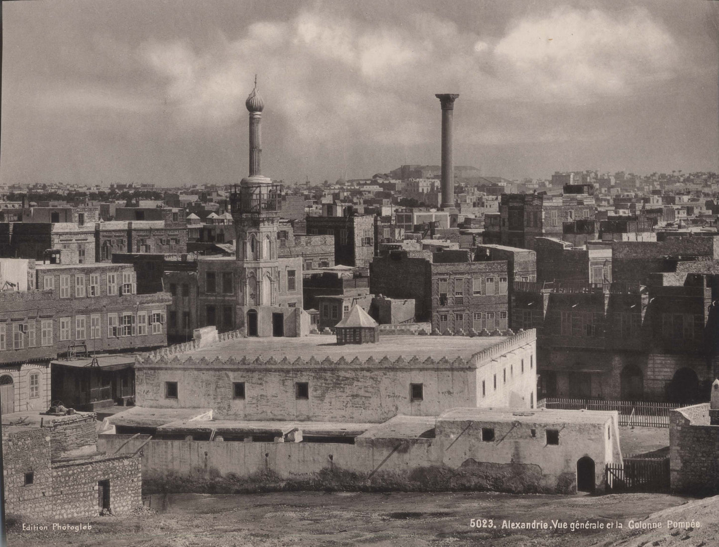 Alexandrie. Vue generale et le Colonne Pompee. [General View of Alexandria and Pompei Column].