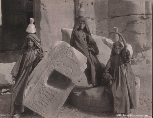 Jeunes filles portant l'eau. [Girls carrying water].