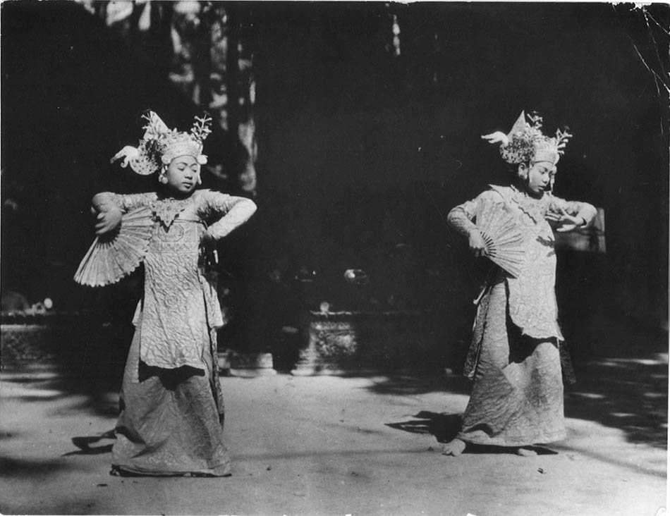 Tempeltanzer. [Temple Dancer, Bali].